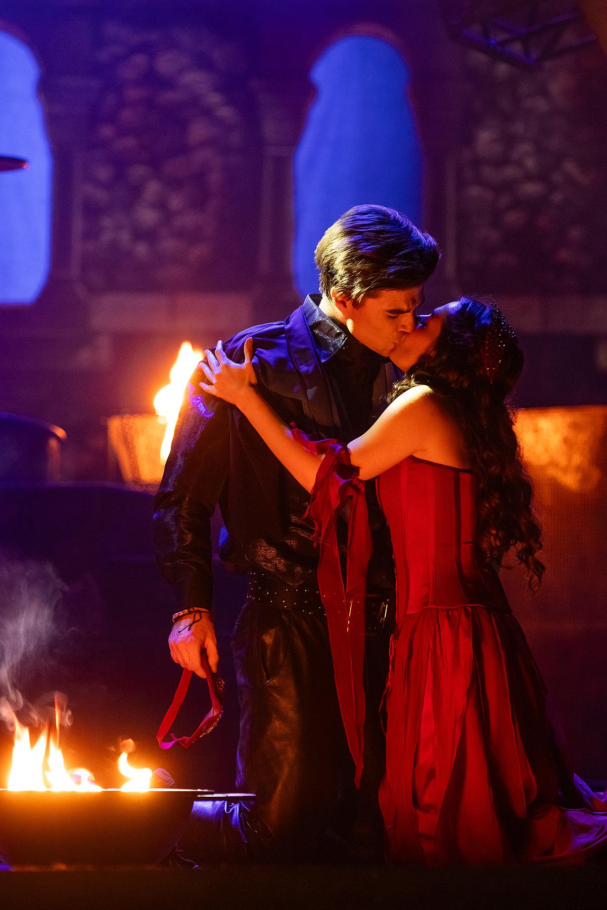 Сцена из спектакля "Ромео и Джульетта" Сцена из спектакля "Ромео и Джульетта"