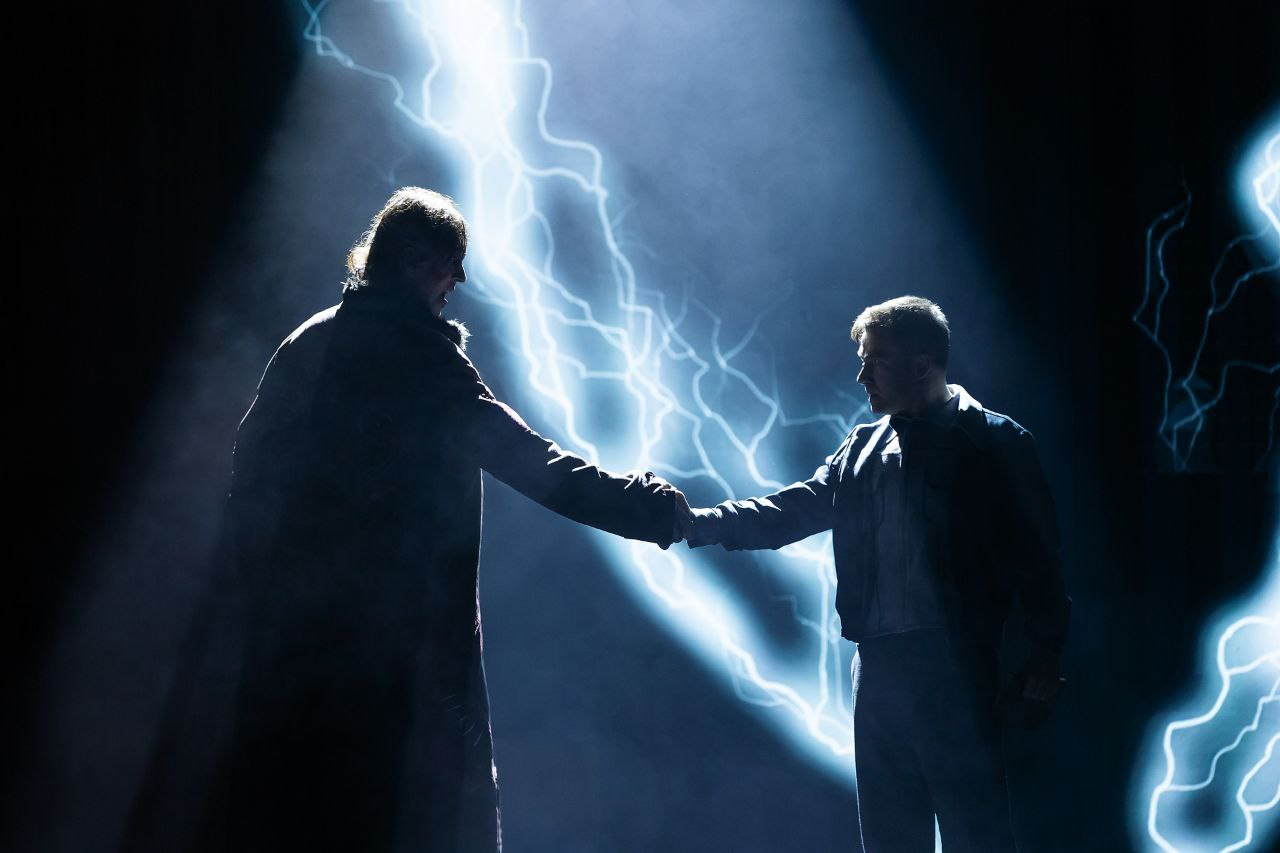 Сцена из мюзикла "Франкенштейн"